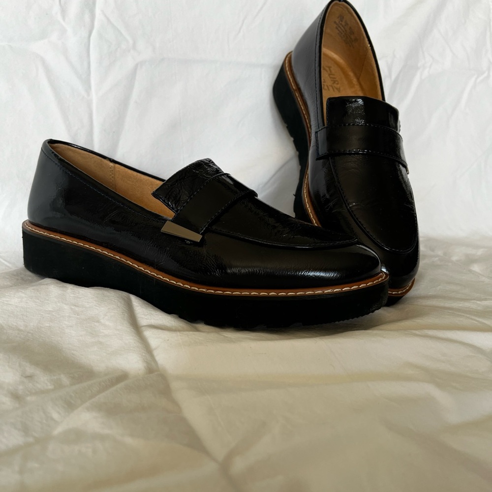 Naturalizer Adeline loafer. Navy patent leather. Size 8.5